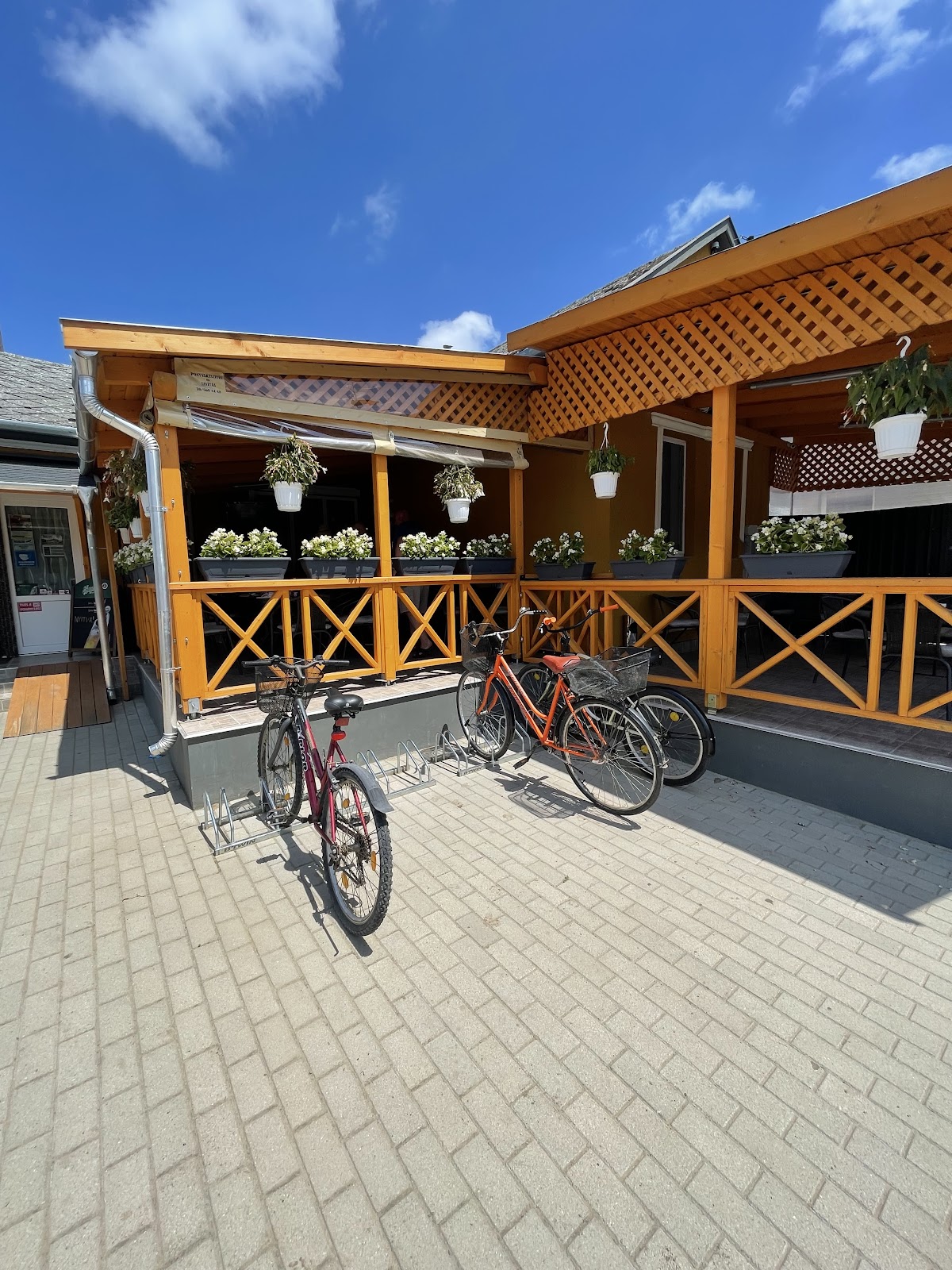 Haraplak Ételbár napfényes terasza