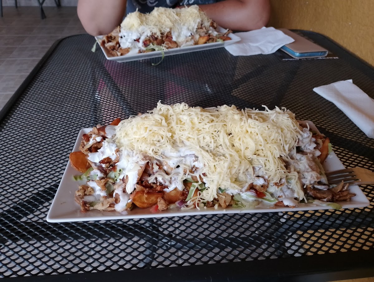 Bőséges gyros tál sajttal és friss zöldségekkel