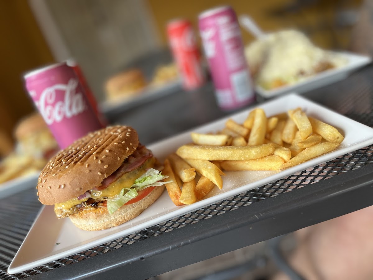 Hamburger menü hasábburgonyával és üdítővel