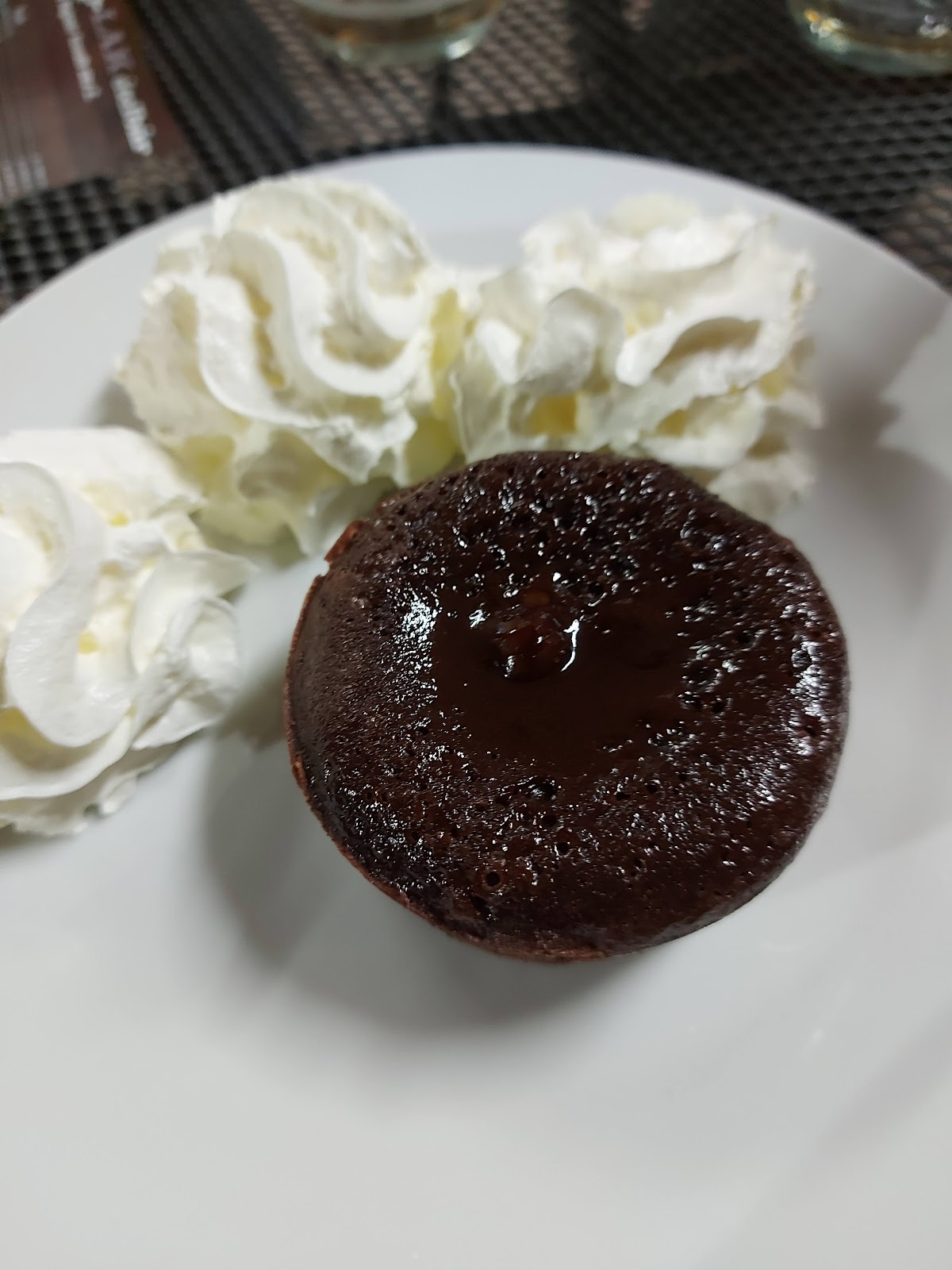 Csokis láva torta tejszínhabbal